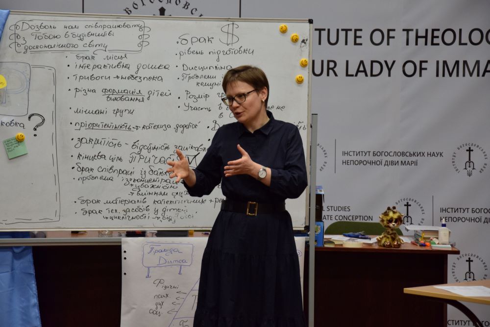 Irena Saszko presents at the training session for sisters at the Institute of Theological Sciences Horodok, Ukraine.