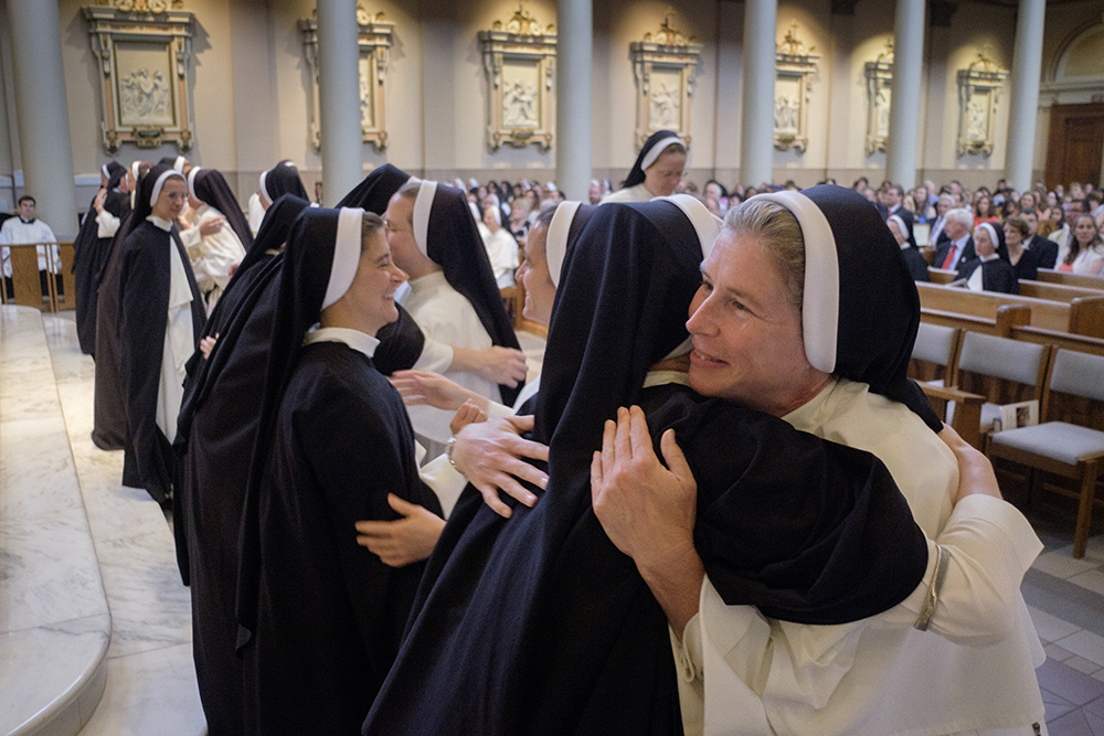 La Hna. María Cecilia Neil abraza a otra miembro de las Hermanas Dominicas de Santa Cecilia el 24 de julio de 2023, en la Catedral de la Encarnación en Nashville, Tennessee, donde 10 de ellas hicieron su profesión final. (Foto: OSV News/Tennessee Register/Rick Musacchio)