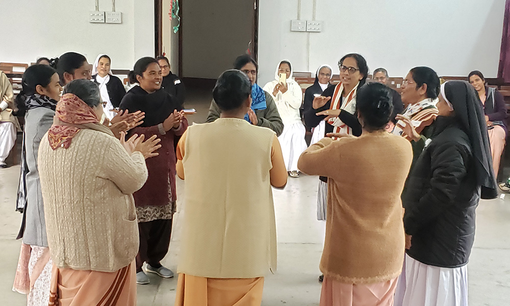 Una sesión interactiva tiene lugar durante la jornada de formación, del 19 al 21 de enero, sobre la Célula de Reparación de Abusos lanzada por la Conferencia de Religiosas de la India en el centro de retiros Dhyan Ashram de los jesuitas en la ciudad oriental india de Calcuta. (Foto: cortesía Elsa Muttathu)