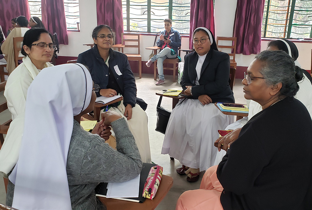 Las participantes se unen a un grupo de debate durante la jornada de formación —del 19 al 21 de enero— sobre la Célula de Reparación de Abusos lanzada por la Conferencia de Religiosas de la India, en el centro de retiros Dhyan Ashram de los jesuitas en la ciudad de Calcuta, al este de este país. (Foto: cortesía Elsa Muttathu)
