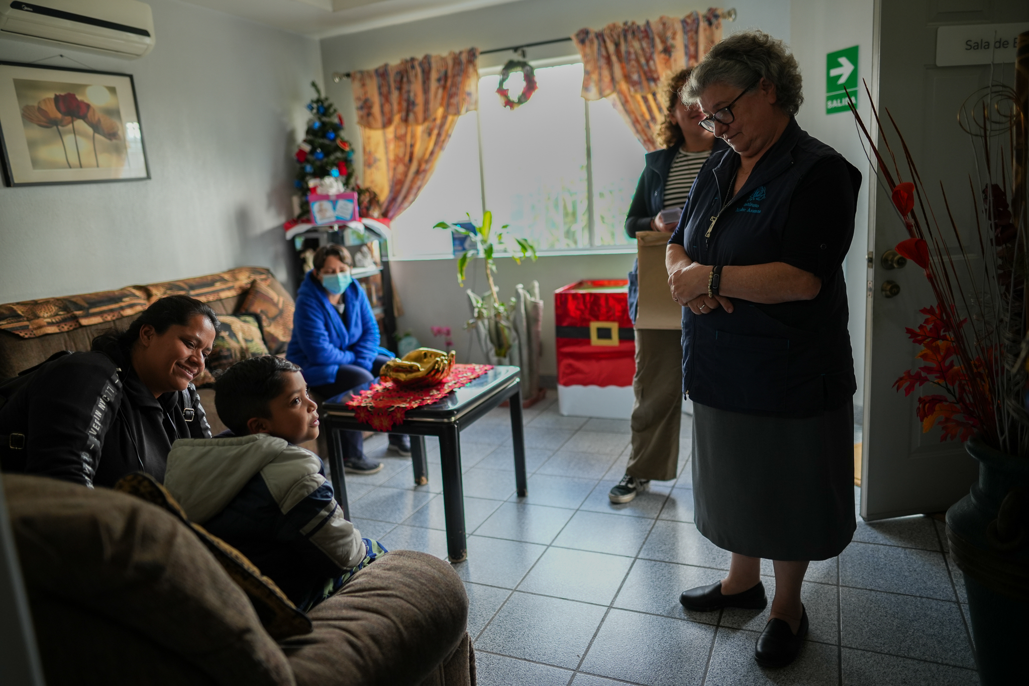 Después de recibir atención médica en un hospital, una madre y su hijo encuentran apoyo y orientación de la hermana Paoletti, directora del Instituto Madre Asunta, que ofrece gratuitamente consultas médicas y medicamentos, y cuenta con la colaboración de médicos voluntarios y entidades de salud, tanto privadas como estatales. (Foto: Jorge Nieto)