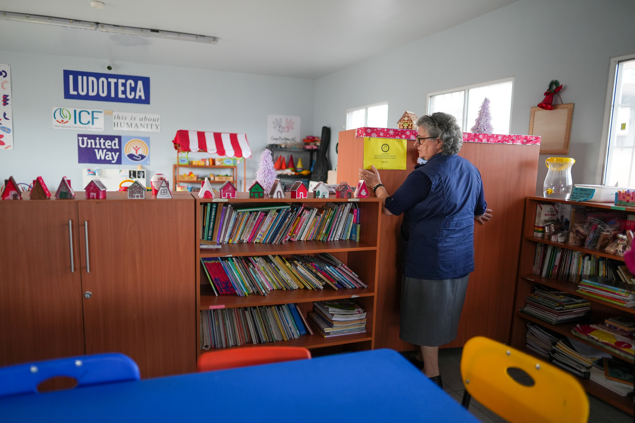 Para la Hna. Albertina Paoletti, la salud emocional de los niños es prioridad, por eso durante su gestión se creó la ludoteca, donde se brinda terapia de juego y atención psicológica a los niños migrantes. (Foto: Jorge Nieto)