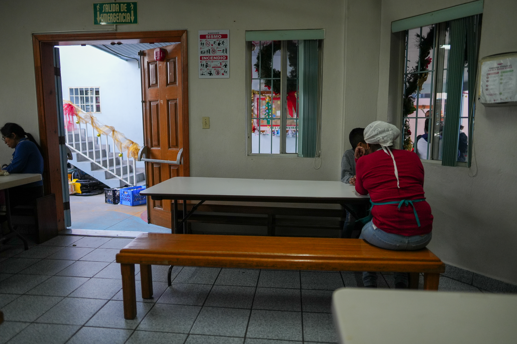 En las salas de espera del Instituto Madre Asunta las mujeres migrantes reciben asistencia jurídica y pueden además descansar mientras sus hijos participan en actividades recreativas o educativas. (Foto: Jorge Nieto)