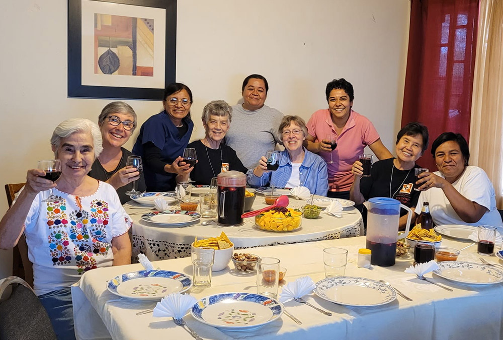 Catholic Sisters Walking with Migrants Fall 2023 cohort participants share a meal with the Missionaries of the Eucharist in Nogales, Sonora, Mexico. (Tracey Horan)