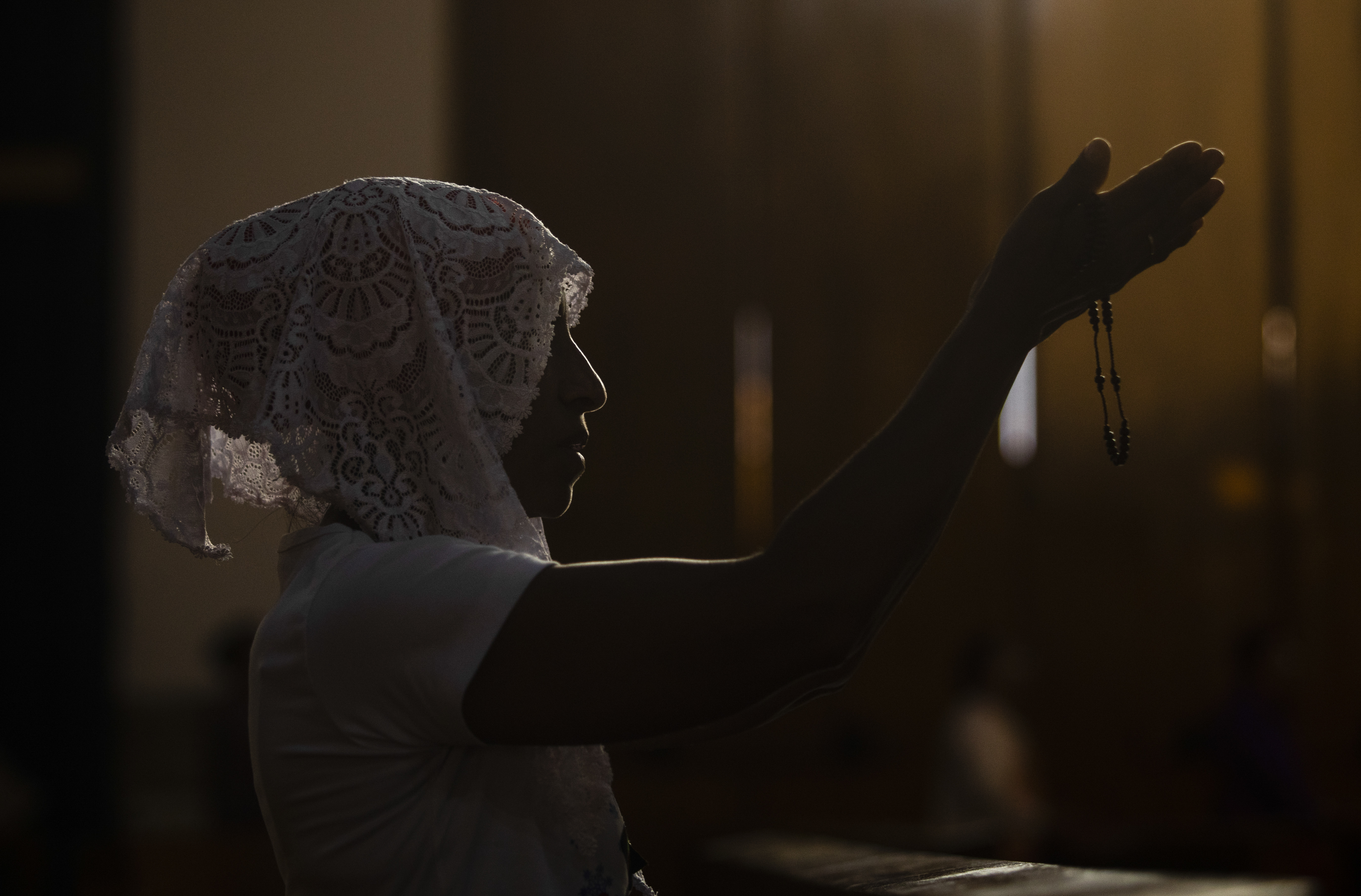 Una mujer reza durante una representación del viacrucis durante la temporada de Cuaresma en la Catedral Metropolitana de Managua, Nicaragua, el viernes 17 de marzo de 2023. En medio de las tensiones entre el Vaticano y el gobierno de Daniel Ortega, los católicos escenificaron la conmemoración devocional del último día de Jesucristo en la Tierra, en los jardines de la catedral debido a la prohibición policial de celebrar festividades religiosas en las calles. (Foto: AP /Inti Ocon, archivo)