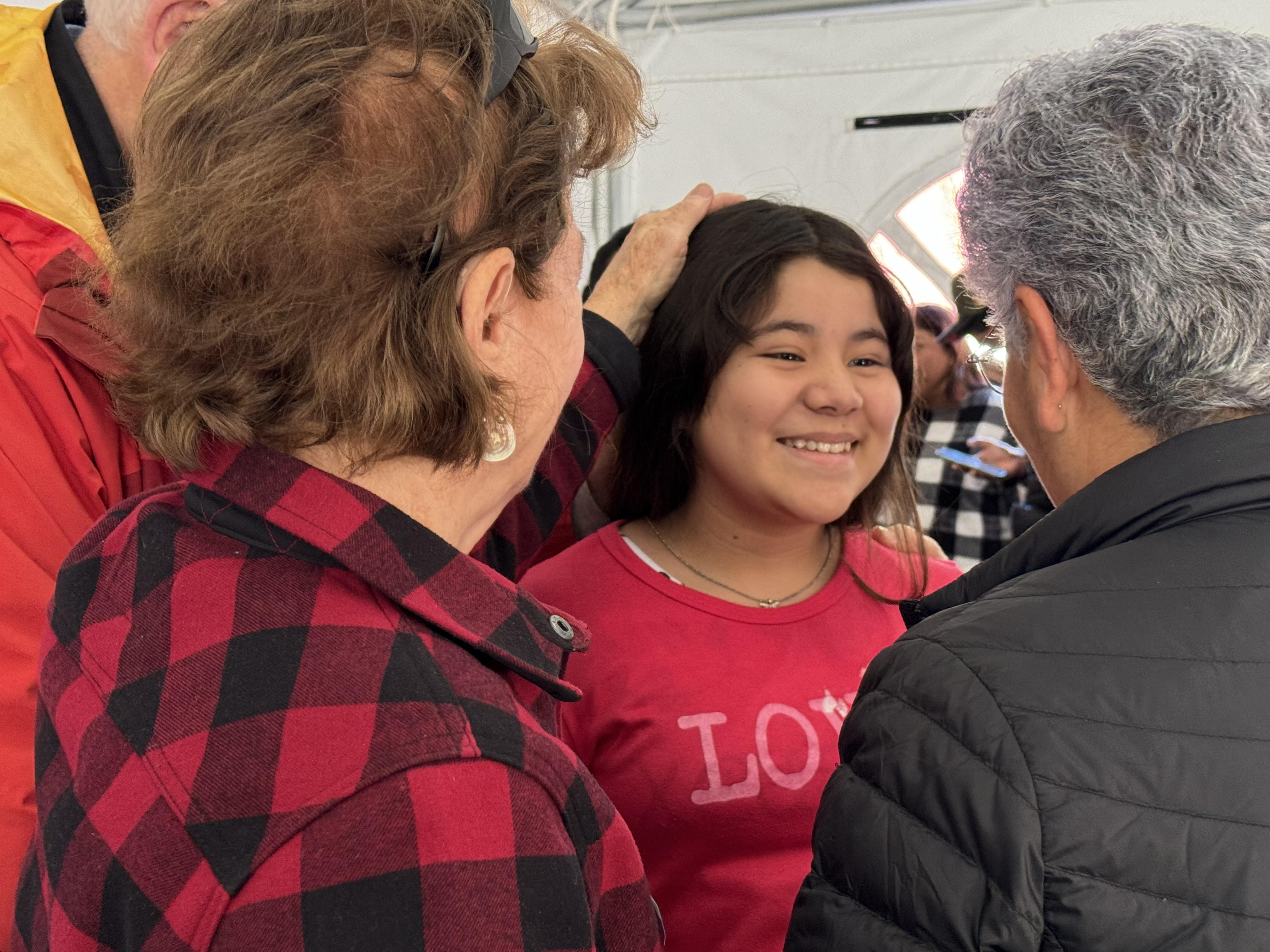 La Hna. Carol Selak, de las Hermanas del Santo Nombre de Jesús y María, y la Hna. Beatriz Tavera, de las Hermanas del Servicio Social, entablan conversación con una adolescente después de que esta recibió una bendición el 8 de febrero en el albergue Cobina Posada del Migrante en Mexicali, México. (Foto: Rhina Guidos) 