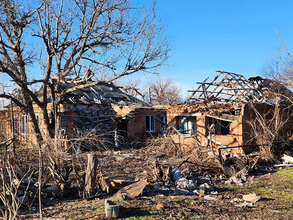 Una de las muchas casas dañadas en la aldea ucraniana oriental de Preobrazhenka (Foto: GSR /Chris Herlinger)