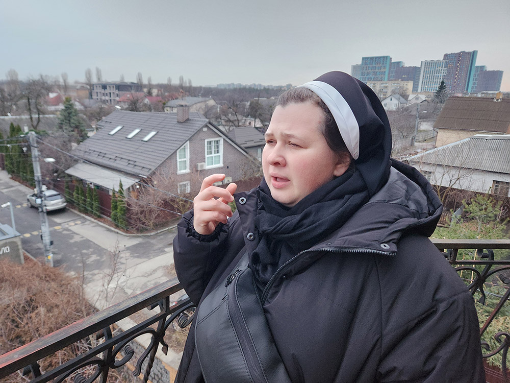 Sor Anna Andrusiv, de 35 años, cuyo ministerio como hermana de San Basilio el Grande se trasladó recientemente desde la ciudad occidental de Lviv (Ucrania) hasta la capital Kiev, específicamente a una residencia de tres plantas que su congregación adquirió con la esperanza de convertirla en un monasterio para las hermanas, pero también en un centro de rehabilitación para heridos y un centro para soldados y sus familias, especialmente niños. (Foto: GSR /Chris Herlinger)