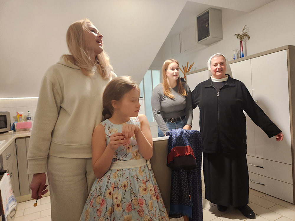 Los miembros de la familia Ouchynnikova: la madre María, de 37 años, a la izquierda, con sus hijas Anastasia, de 8 años, y Sofía, de 16, se han instalado en la ciudad costera de Split (Croacia). Una comunidad de religiosas de la congregación de las Hermanas de la Caridad de Zagreb las aloja en los locales disponibles. En el extremo derecho, la superiora provincial M. Andrijana Mirčeta. (Foto: GSR/Chris Herlinger)