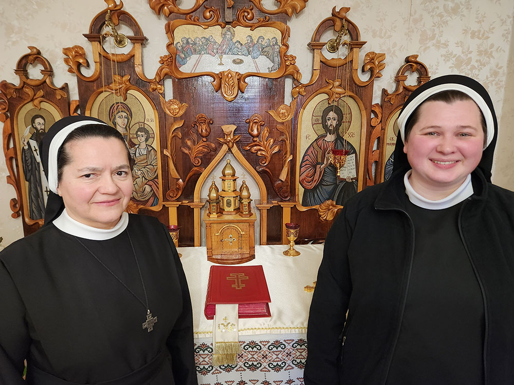 Sr. Yanuariya Isyk, left, and Sr. Anna Andrusiv, right, both members of the Order of St. Basil the Great, in a chapel located in a small apartment in the Ukrainian capital of Kyiv (GSR photo/Chris Herlinger)
