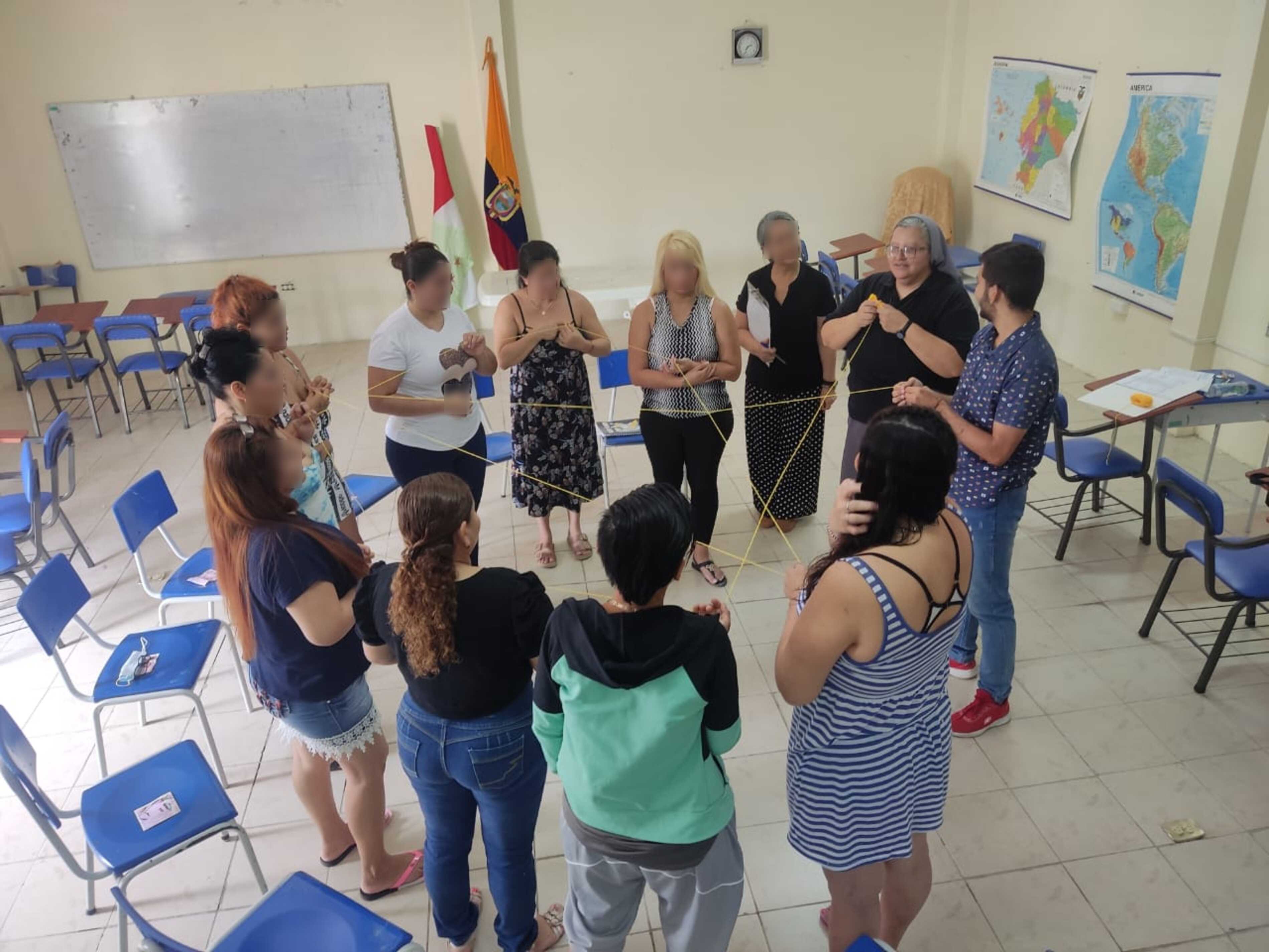 Un grupo de mujeres participa en la Escuela de Reconciliación que la Hna. Maritza Morón Cevallos desarrolla en el Centro Regional #1 (cárcel de mujeres) en Portoviejo. (Foto: cortesía Hna. Maritza Rolón)