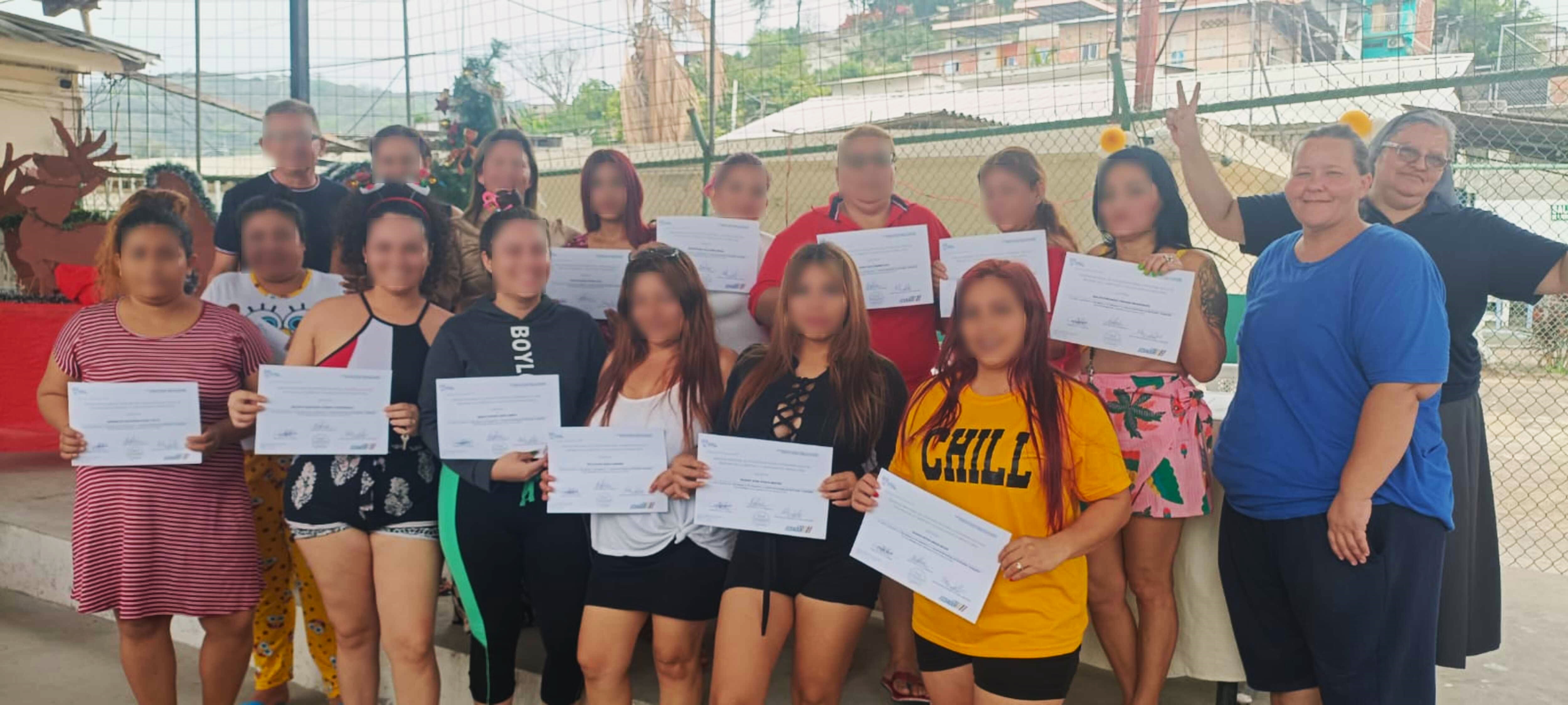 Acto final del curso de panadería y pastelería en el Centro Regional #1 (cárcel de mujeres) de Portoviejo. La Hna. Maritza Rolón posa en el extremo derecho de la imagen, junto con 15 participantes y una hermana de su comunidad, laica consagrada, quien apoyó en la formación. (Foto: cortesía Hna. Maritza Rolón)