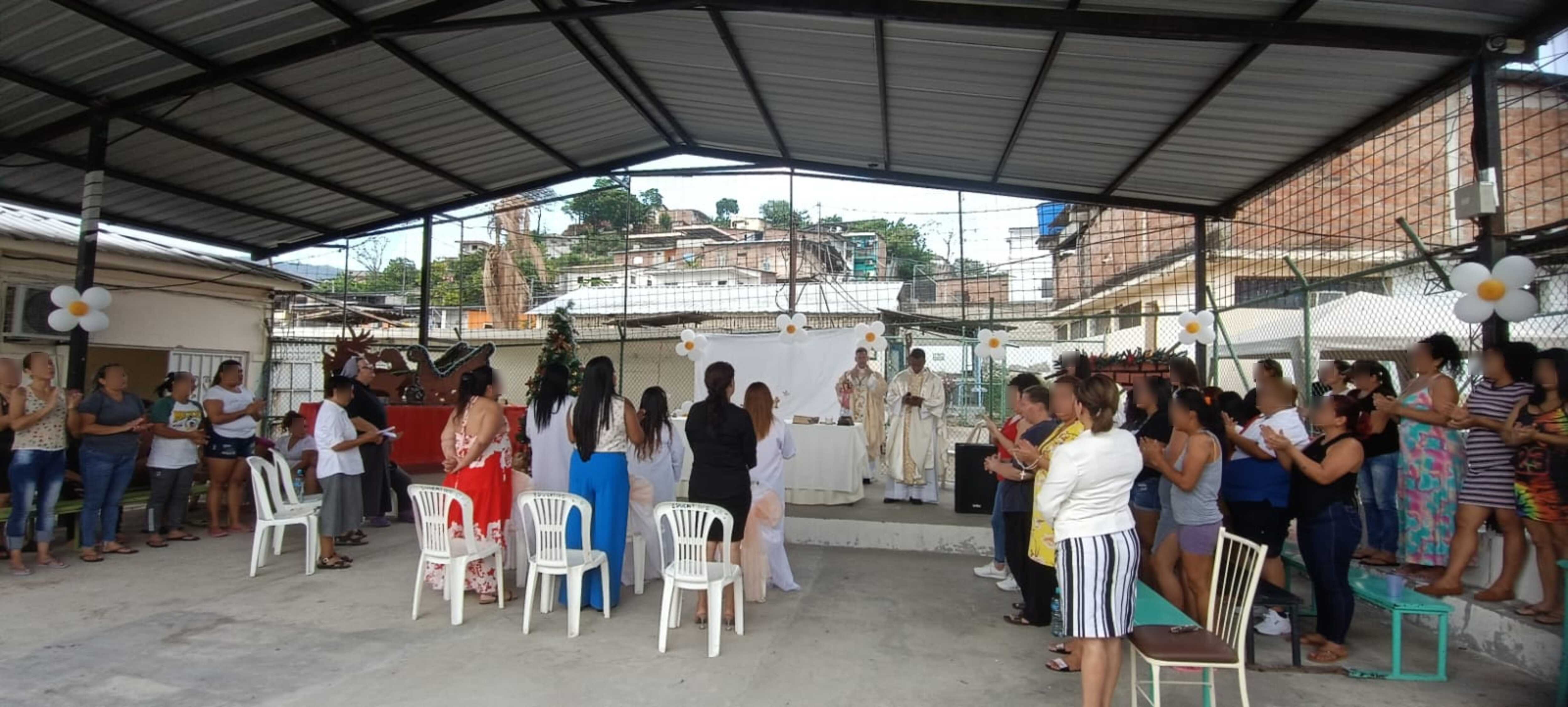 Celebración de la Eucaristía de Navidad, el 23 de diciembre de 2023, con privadas de libertad en el Centro Regional #1 (cárcel de mujeres) en Portoviejo. (Foto: cortesía Hna. Maritza Rolón)