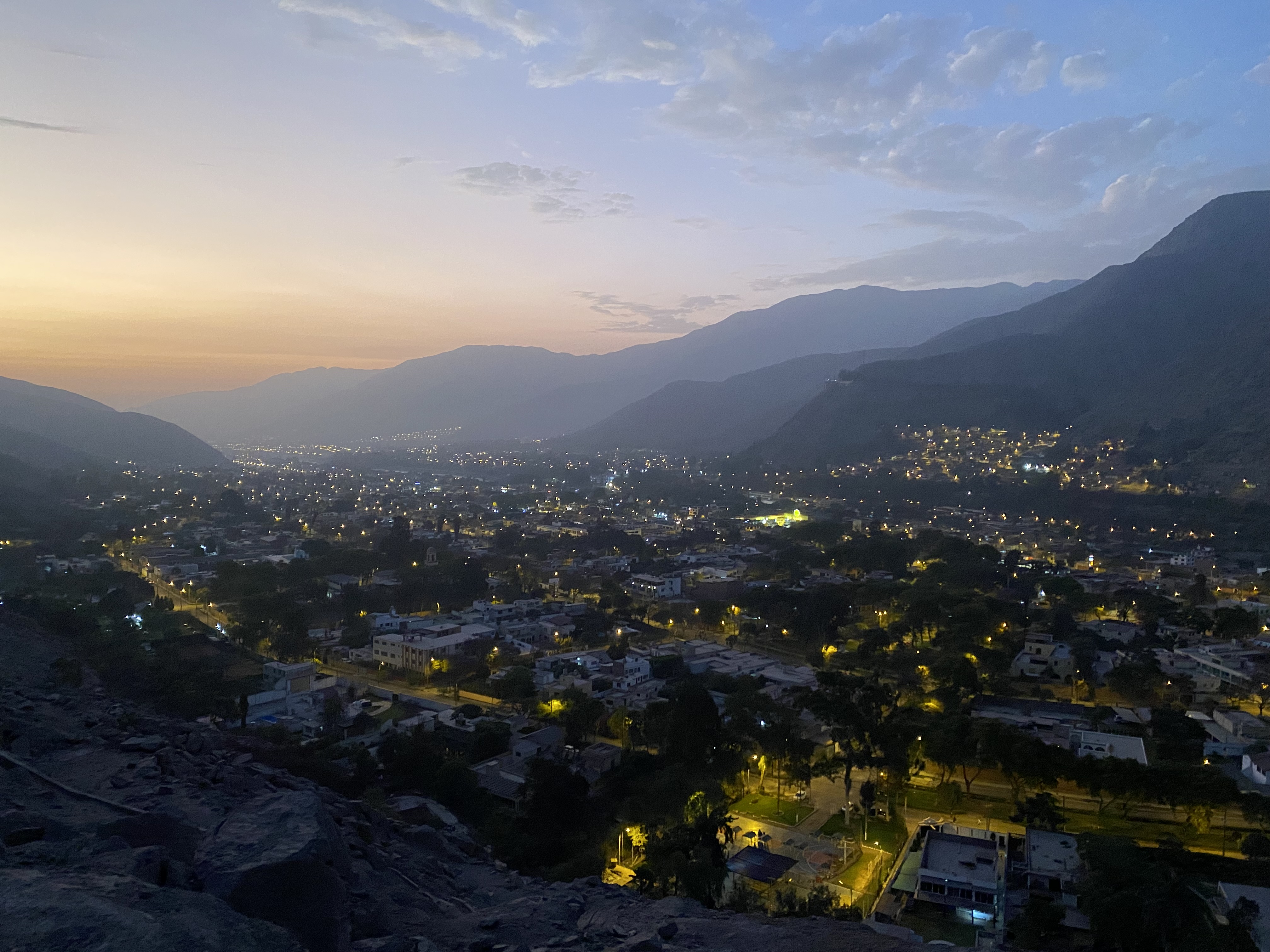 "Las noches, con las luces de las casas en los cerros, se convertían en un tapiz de estrellas, destacando la diversidad y complejidad de la vida urbana. Contemplar la creación nos recordaba que éramos obras de las manos de Dios": Hna. Marlene Quispe