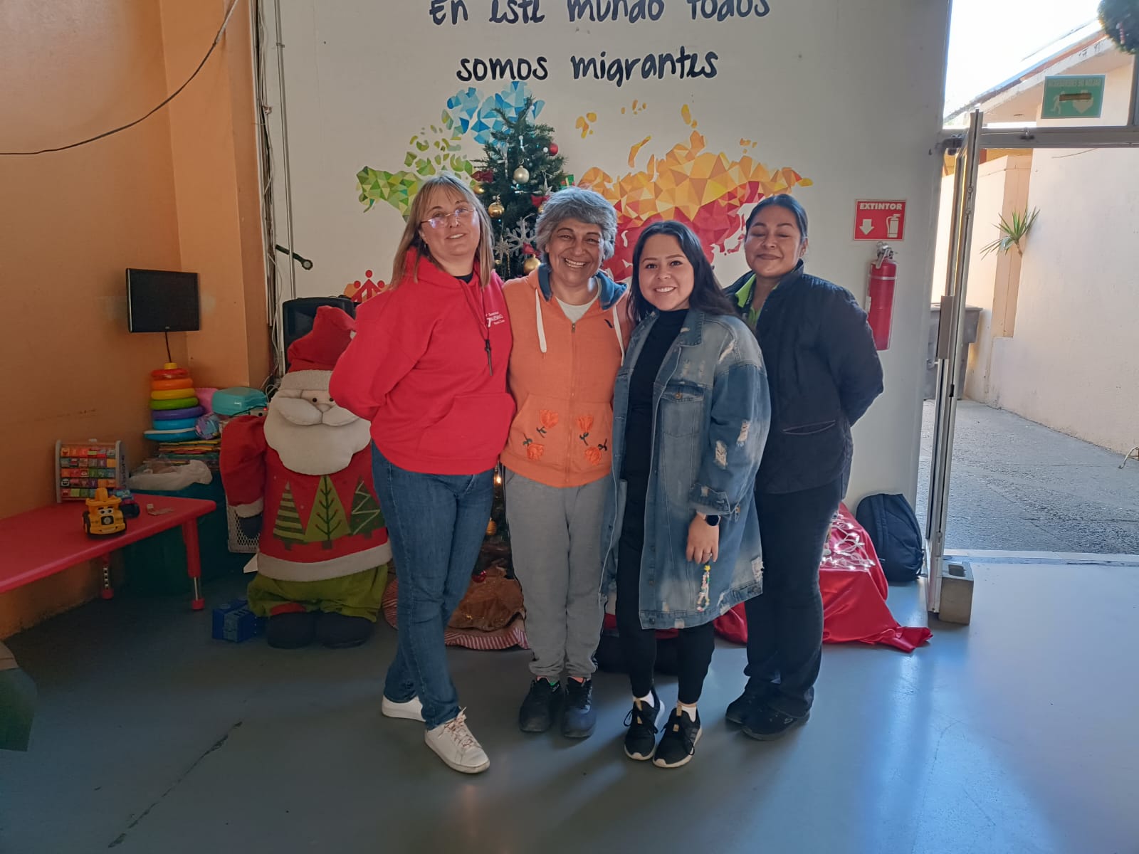 Hna. María Alejandra Leguizamón con las coordinadoras del Desayunador Padre Chava en Tijuana, México. (Foto: María Alejandra Leguizamón)