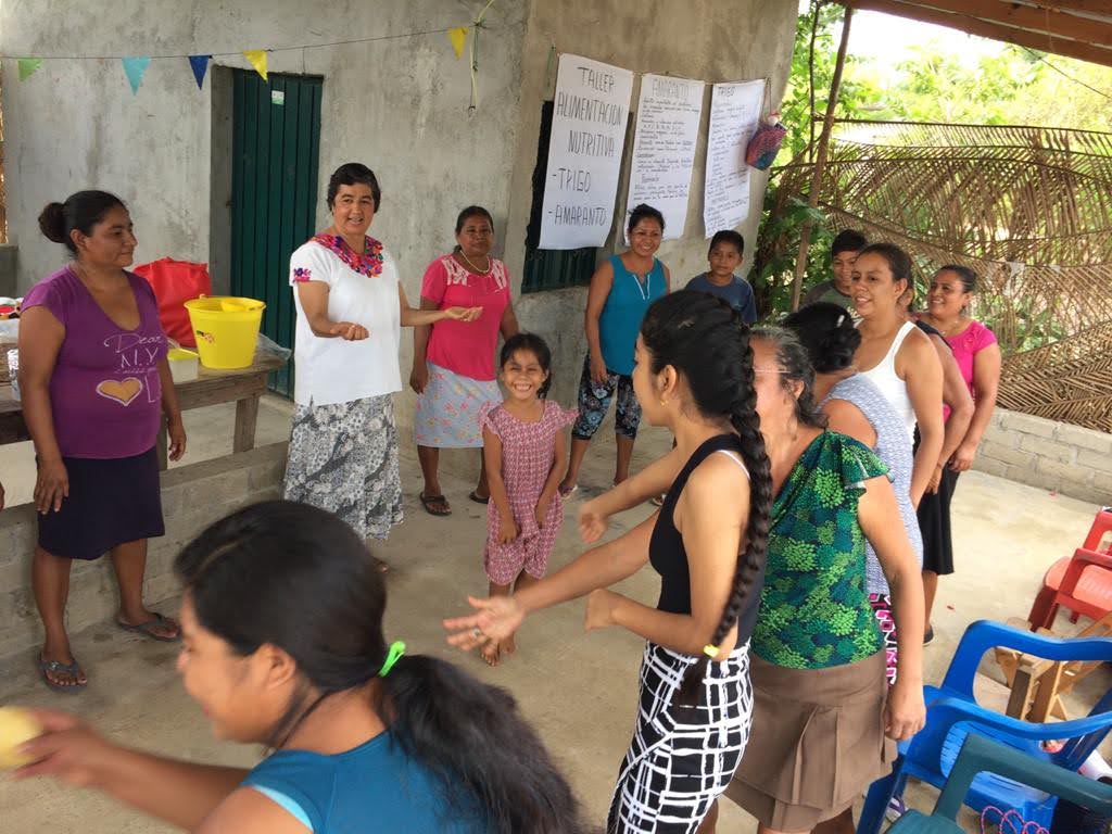 La Hna. Alicia Guevara Pérez durante uno de los talleres sobre herbolaria y alimentación nutritiva en la comunidad de San Francisco Cozoaltepec, Oaxaca, en febrero de 2019. "Enseñamos a la gente a sacar el mayor provecho de los alimentos naturales de la región", dijo la religiosa. (Foto: cortesía Hna. Alicia Guevara P.)