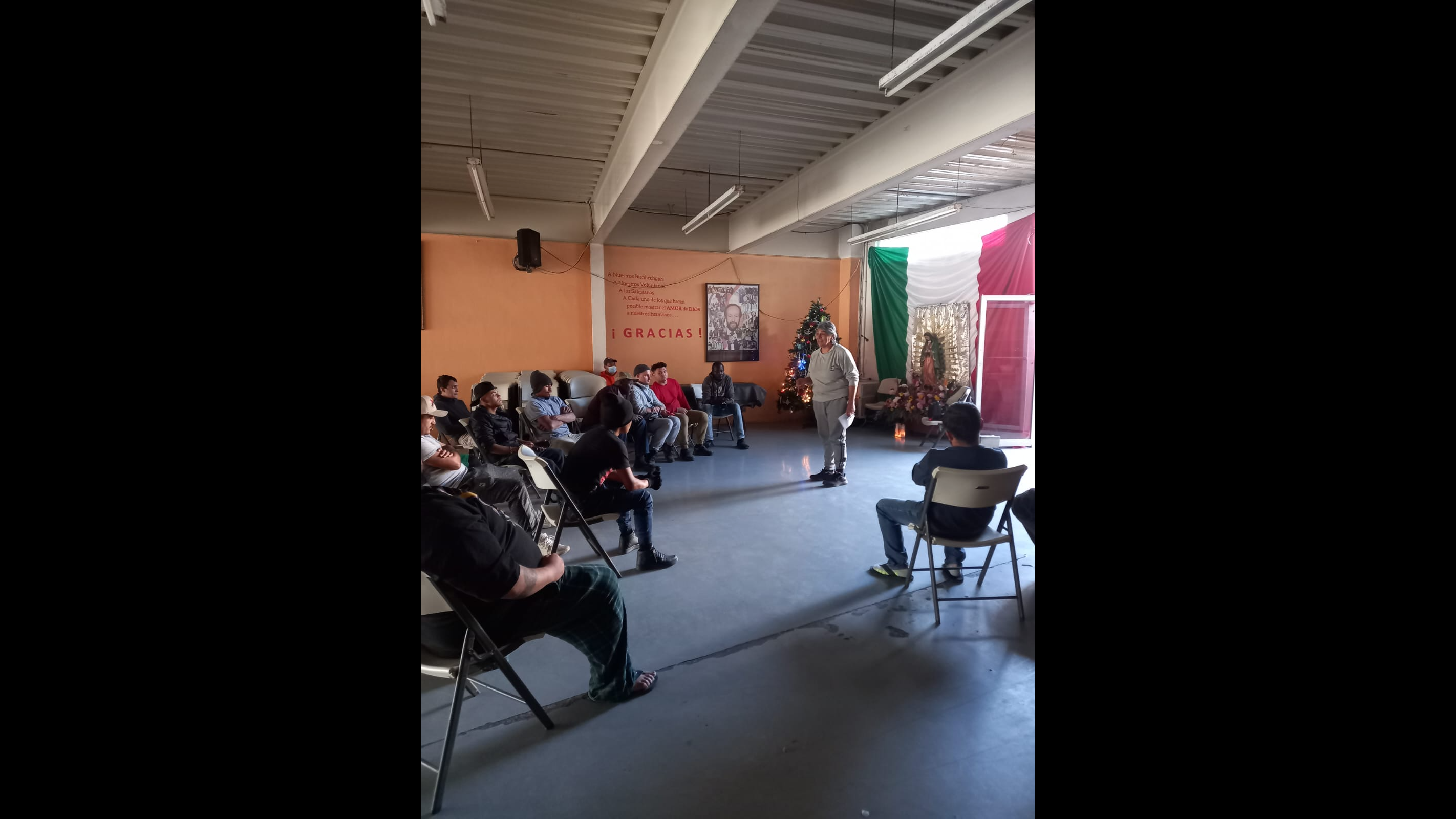 Hna. María Alejandra Leguizamón imparte un taller de espiritualidad y autoestima titulado Escuchar y escucharnos, el 13 de diciembre, en el Desayunador Padre Chava en Tijuana, México. (Foto: María Alejandra Leguizamón)