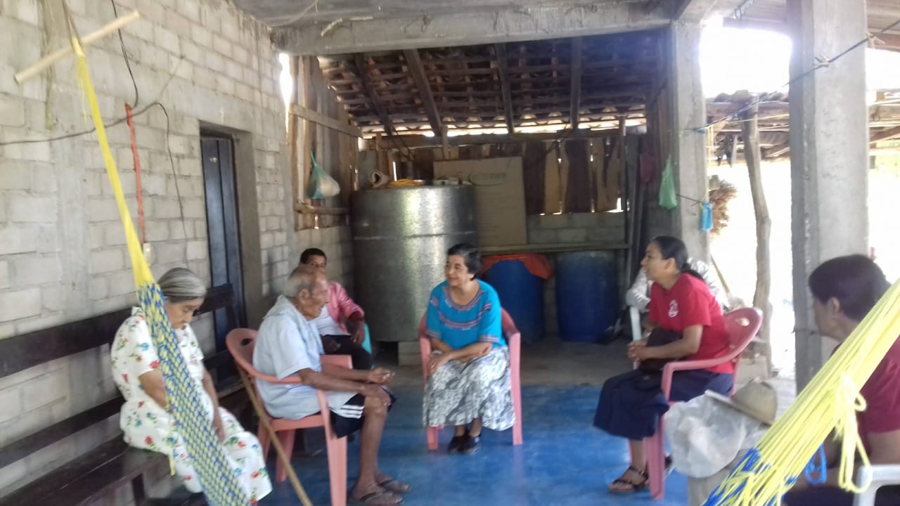 Las hermanas Misioneras de la Eucaristía Alicia Guevara Pérez (al centro) y Verónica Tenorio González visitan a los enfermos de la comunidad Rancho Escondido en 2019. (Foto: cortesía Hna. Alicia Guevara P.)