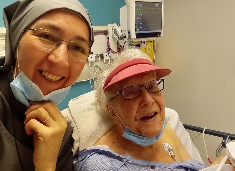 La Hna. Natalia Vázquez visita al padre Gérald Quintal en el Hospital General Judío de Montreal en noviembre de 2023. (Foto: cortesía de Natalia Vázquez)