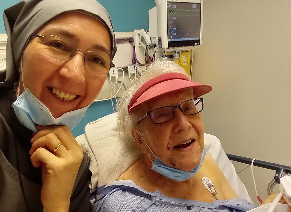 Mater Dei Sr. Natalia Vazquez visits Fr. Gérald Quintal at the Jewish General Hospital in Montreal in November 2023. (Courtesy of Natalia Vazquez)