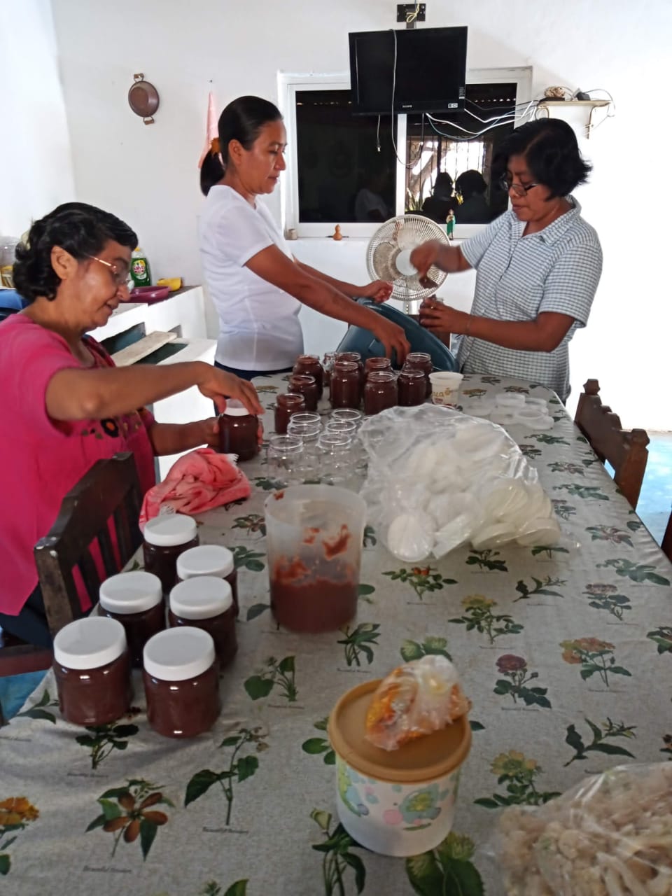 Las hermanas Misioneras de la Eucaristía Alicia Guevara Pérez (a la izquierda), Verónica Tenorio González y María Altunar Cruz preparan remedios medicinales durante uno de los talleres de medicina alternativa en 2021. Esta congregación realiza estos talleres en el sur de Oaxaca, México, desde hace 13 años. (Foto: cortesía  Hna. Alicia Guevara P.)