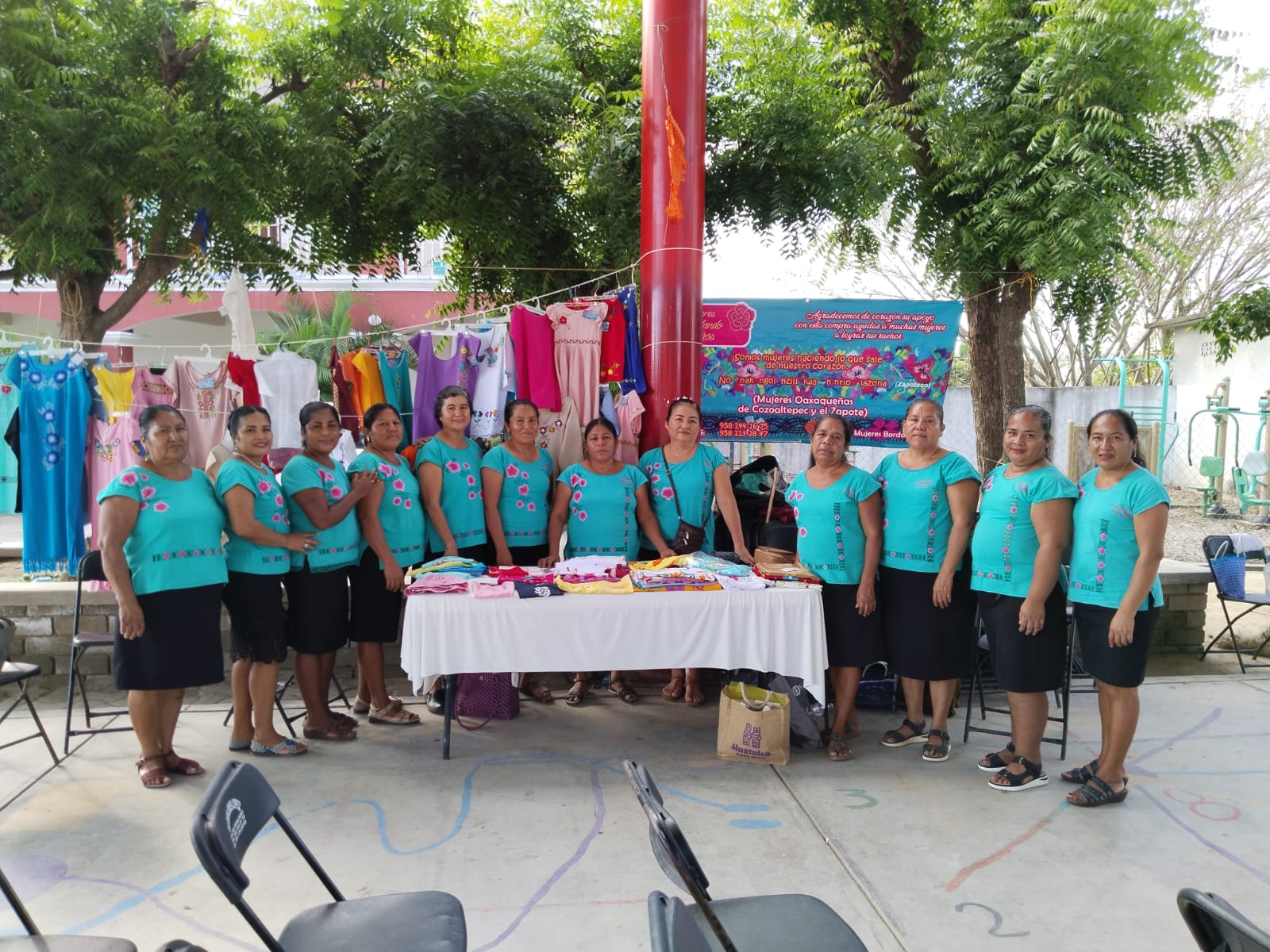 La Hna. Alicia Guevara Pérez, la quinta de izquierda a derecha, junto con las mujeres de la cooperativa Mujeres Bordando Sueños durante la celebración del cuarto aniversario de su fundación en San Francisco Cozoaltepec, Oaxaca, en noviembre de 2023. (Foto: cortesía Hna. Alicia Guevara P.)