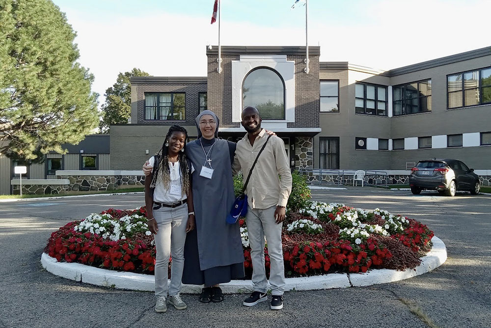 Hna. Natalia Vázquez con dos voluntarios delante de la Residencia De La Salle para personas mayores en Sainte-Dorothée, Quebec. (Foto: cortesía Hna. Natalia Vázquez)