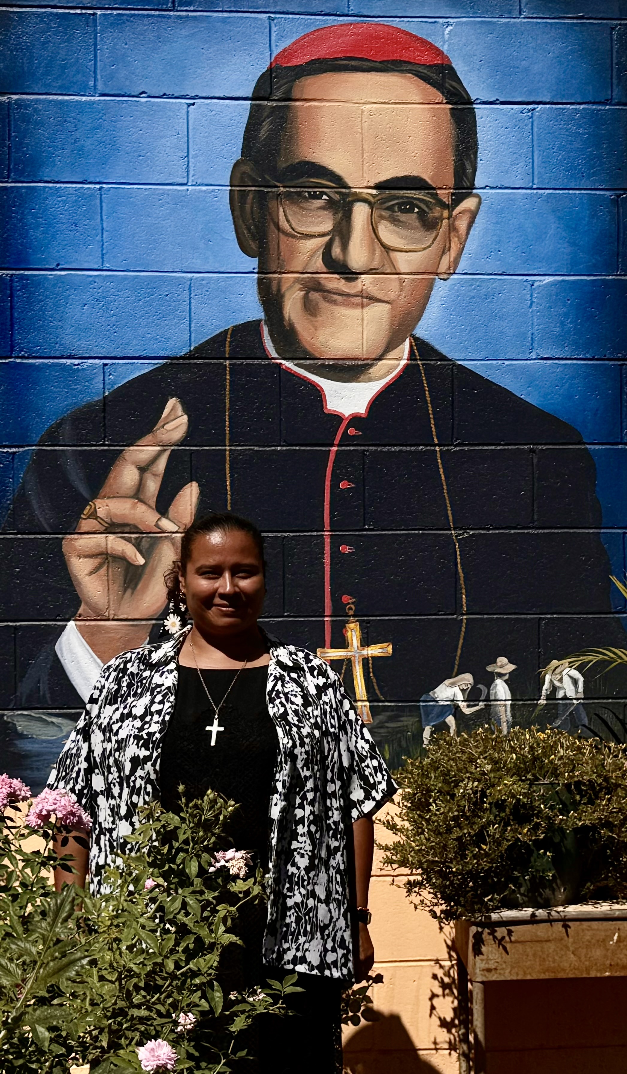 La Hna. Sandra Margarita Sierra Flores, de la Congregación de Notre Dame, posa para una foto frente a un mural de san Óscar Romero el 27 de enero de 2024 en Chalatenango, El Salvador. La religiosa dice que ha encontrado inspiración en la vida del santo, sus escritos y su devoción a los pobres. (Foto: GSR/Rhina Guidos)