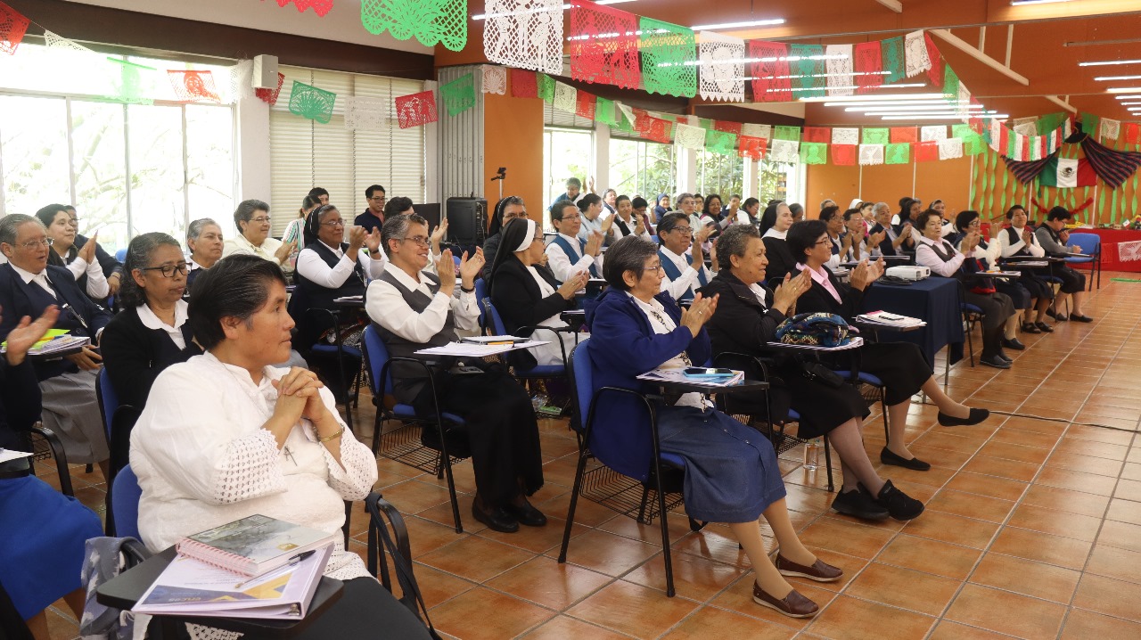 The project of the Office for the Development and Integral Health of Women Religious in Mexico trained 430 people, including 40 laywomen, in the care of infirm elderly sisters. (Courtesy of the Office for the Development and Integral Health of Women Religious in Mexico)