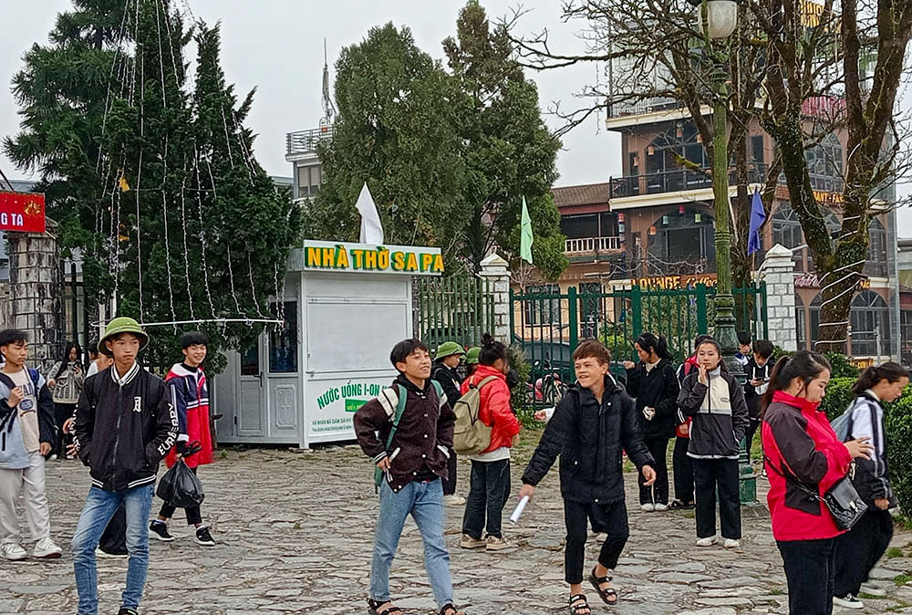 Hmong students from the Sa Pa Parish-run hostel head to school in cold weather on Dec. 12, 2023, in Sa Pa town, Vietnam. (Joachim Pham)