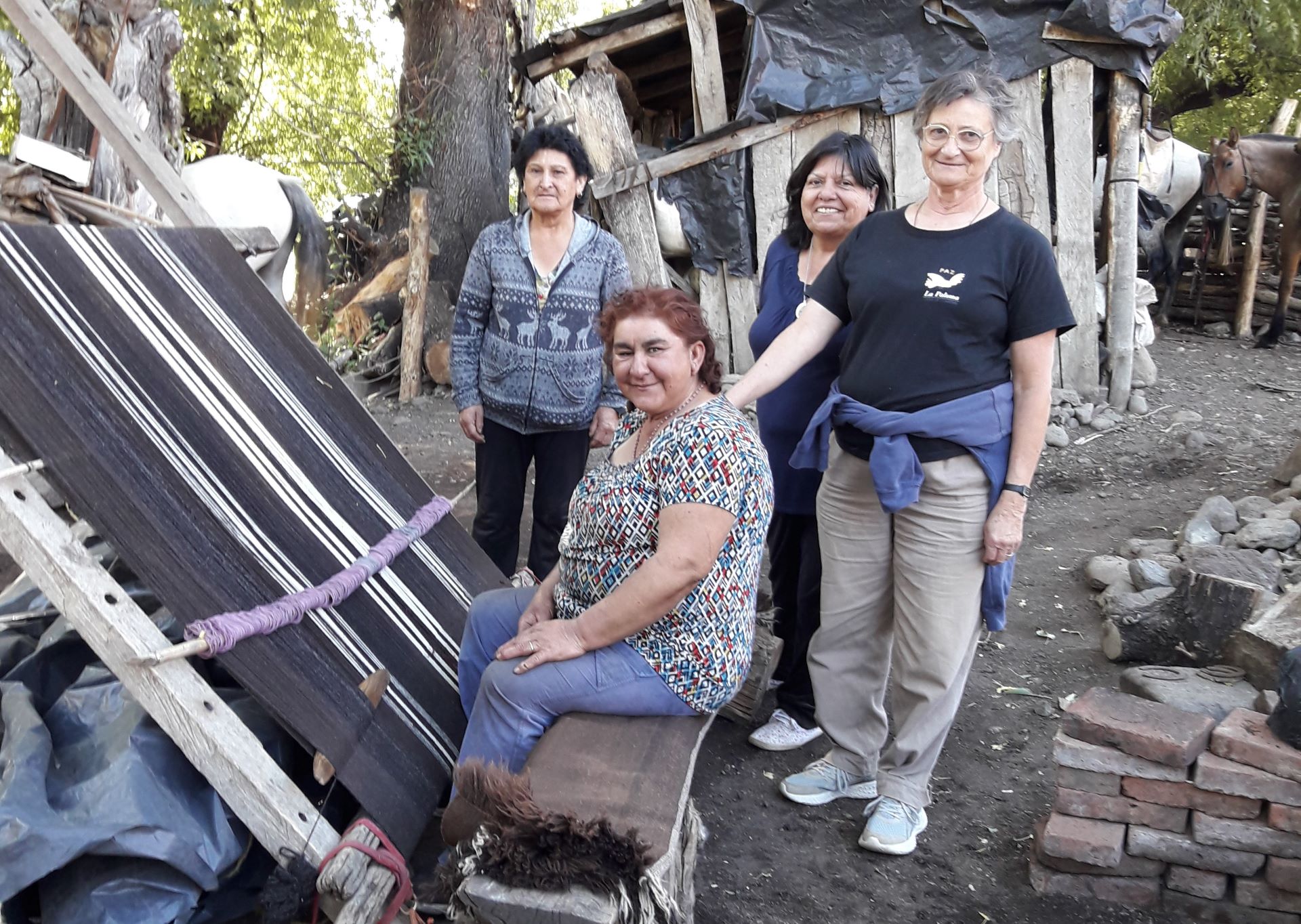 En la cordillera argentina de Neuquén, las mujeres trashumantes tejen la ropa que necesitarán sus familias. En la imagen, algunas de ellas acompañan a la Hna. Ana Siufi, ubicada a la derecha. (Foto: Hna. Ana M. Siufi)