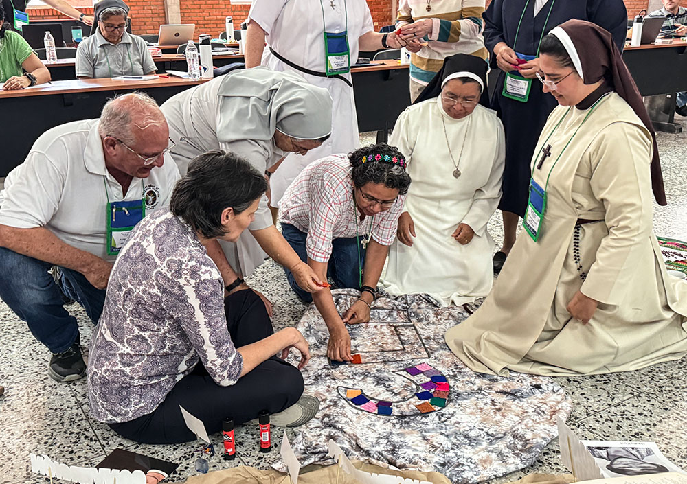 Miembros de la Confederación Latinoamericana de Religiosos decoran una tela para un altar el 18 de abril de 2024 en el campus El Tabor de la Universidad Católica en Las Tres Rosas Honduras. Unos 60 secretarios generales, presidentes de conferencias religiosas y teólogos representantes de la organización más numerosa de religiosas y religiosos de América Latina y el Caribe se reunieron para su junta directiva anual y hablar sobre la vida consagrada en la región. (Foto: Rhina Guidos/GSR)