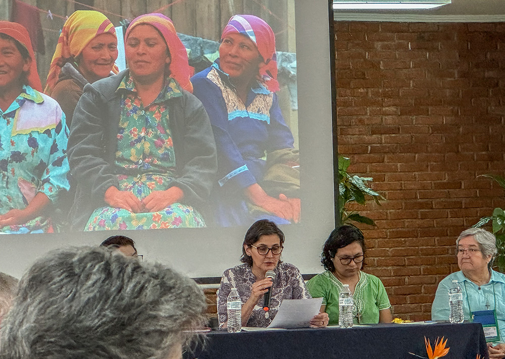 Hna. Liliana Franco, presidenta de la Confederación Latinoamericana de Religiosos, habla en el campus El Tabor de la Universidad Católica en Las Tres Rosas, Honduras el 18 de abril de 2024. Franco, de la Compañía de María, animó a las religiosas y religiosos de la junta directiva de la CLAR a imitar a las mujeres que tejen las coloridas telas típicas de Honduras y dejar que su trabajo transforme aquello con lo que entran en contacto. (Foto: Rhina Guidos/GSR)