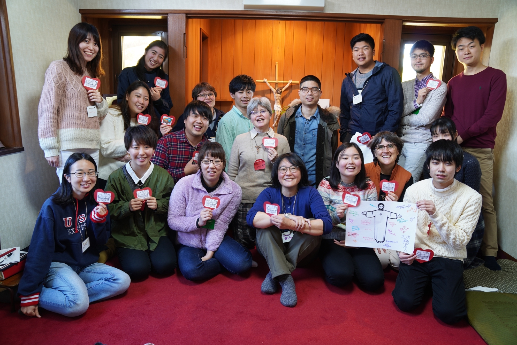 "Los jóvenes de familias católicas sufren mucho, porque aprenden y conocen el perdón, pero en la escuela o con los amigos no se tiene el mismo ambiente": Hna. Momoko Nishimura. En la imagen, Nishimura (abajo en el centro) con un grupo de jóvenes en la capilla de la casa de la misión en Yokohama, en donde se les acoge. (Foto: cortesía Momoko Nishimura)