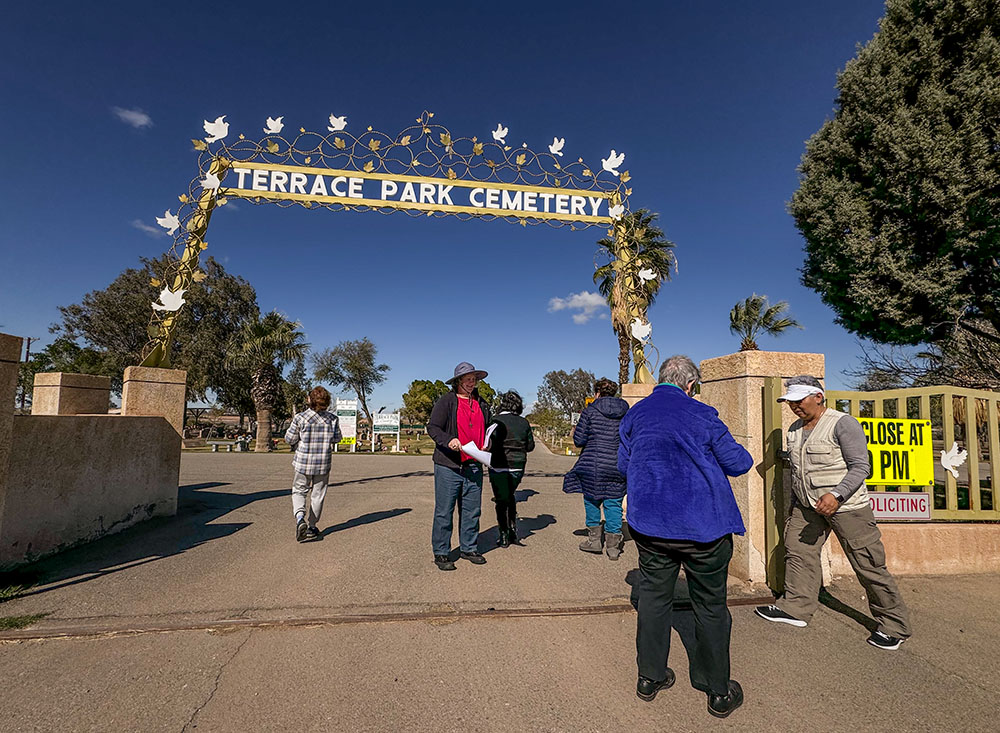 Un grupo de hermanas se reúne a la entrada del cementerio Terrace Park en Holtville, California, el 7 de febrero de 2024, antes de una procesión hacia una parte de una sección donde están enterrados migrantes anónimos. Las hermanas cantaron, rezaron y tiraron flores hacia las tumbas que están detrás de una valla que los separa del resto del cementerio. (Foto: Rhina Guidos/ GSR) 