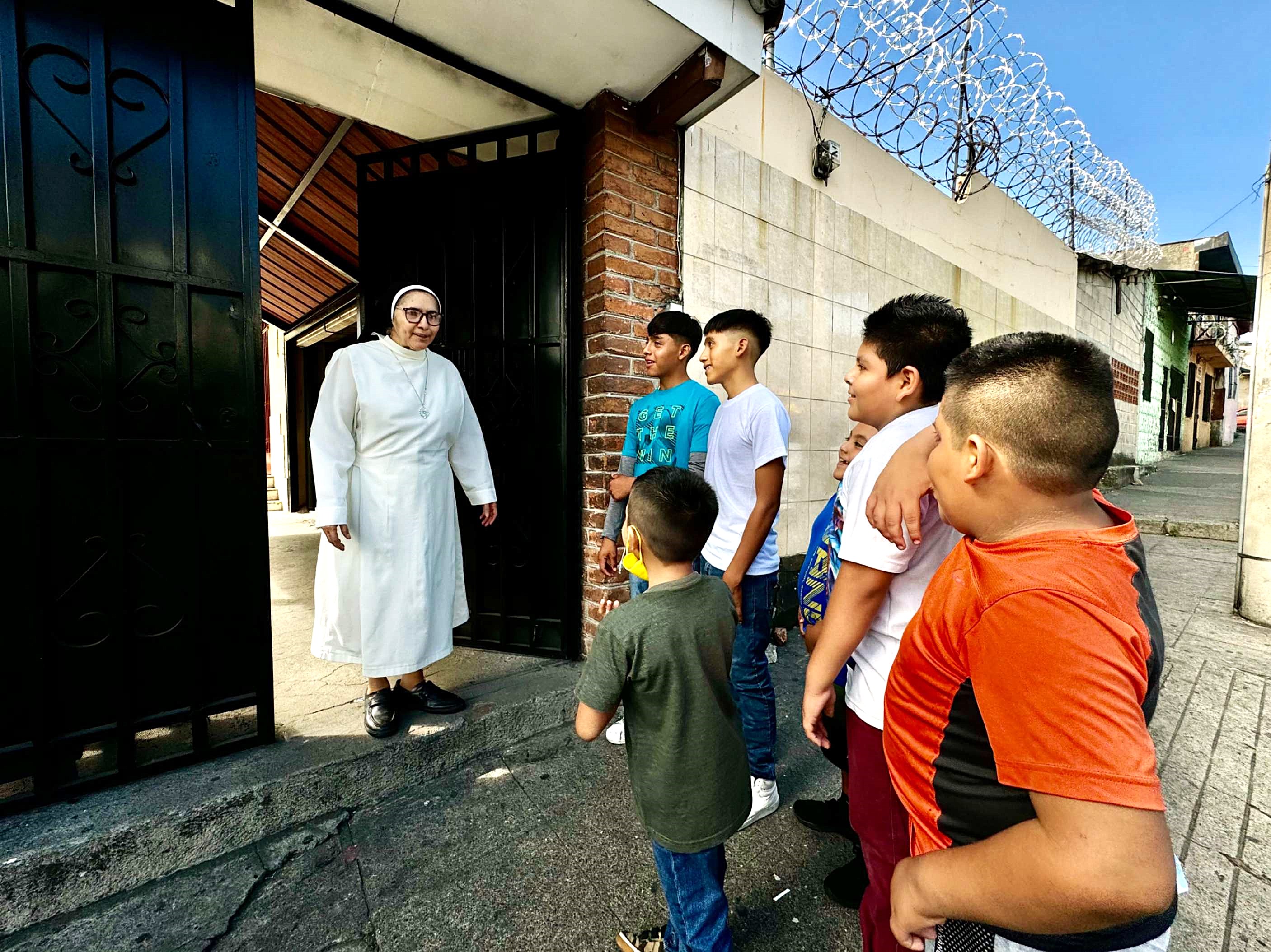 La Hna. Rosa López Olivar da la bienvenida a un nuevo grupo de estudiantes, el 25 de enero de 2024, en el Colegio Eucarístico dirigido por las Hermanas Mercedarias del Santísimo Sacramento en San Salvador, El Salvador. A través del proyecto Sembrando Semillas de Esperanza, apoyado por el Vaticano, las escuelas católicas de varias congregaciones religiosas pretenden apoyar a unos 100 000 niños en situación de riesgo. (Foto: GSR/ Rhina Guidos)