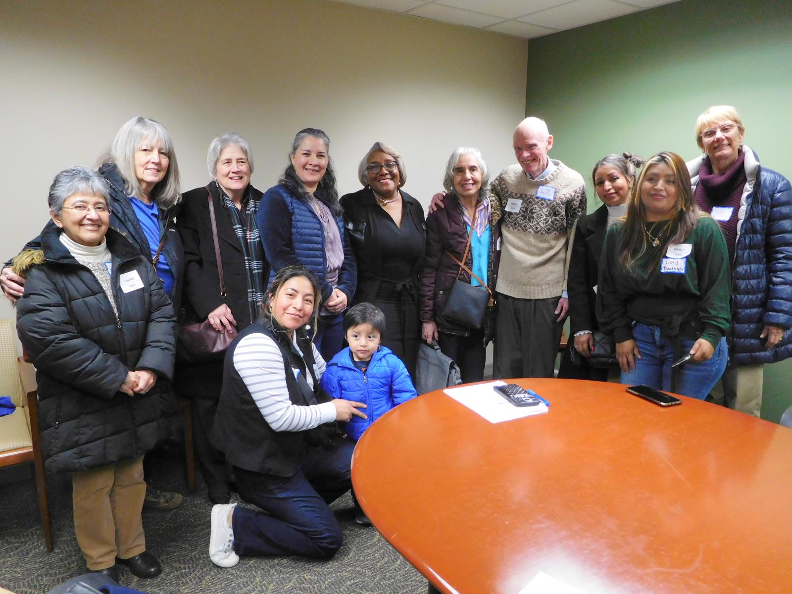 La Hna. Martha de la Torre Juárez, a la izquierda, junto con miembros de la fundación Strangers No Longer durante el día de incidencia en apoyo del proyecto de ley Drive Safe en Lansing, Michigan, Estados Unidos, en febrero de 2023. (Foto: cortesía Hna. Martha de la Torre Juárez)