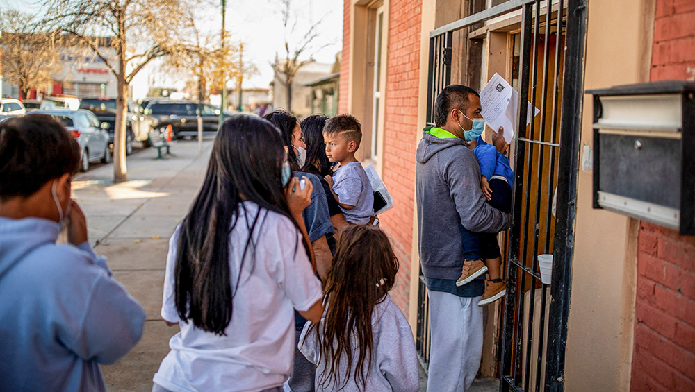 Una familia migrante llega el 13 de diciembre de 2022 en un albergue para migrantes administrado por Annunciation House en el centro de El Paso, Texas, EE. UU. (Foto: OSV News/Reuters/Iván Pierre Aguirre)