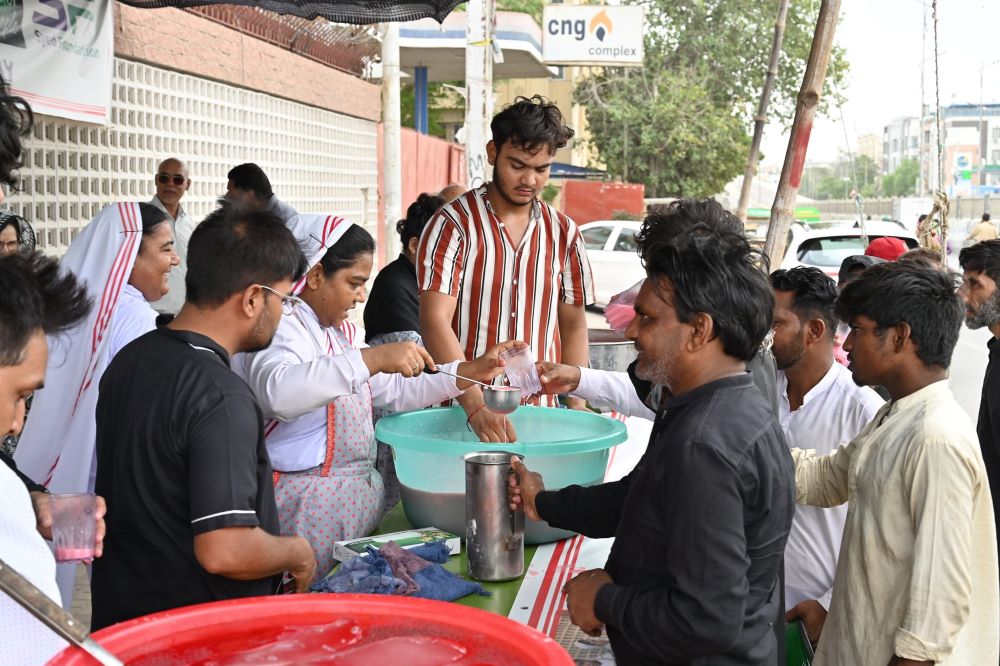 Franciscan Missionaries of Christ the King distribute sharbet. Franciscan Missionaries of Christ the King distribute sharbet.