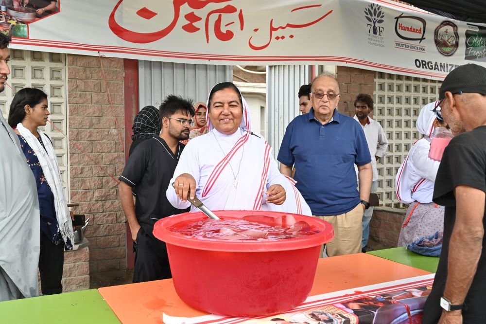 Sr. Fazilat Inayat prepares chilled sharbet. Sr. Fazilat Inayat prepares chilled sharbet.