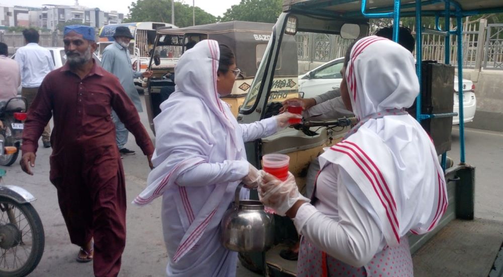 Franciscan Missionaries of Christ the King distribute cool drinks. Franciscan Missionaries of Christ the King distribute cool drinks.