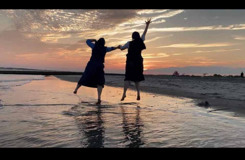 Sr. Margaret Kerry, a Daughter of St. Paul, and another sister are photographed by a beachcomber in South Carolina. Sr. Margaret Kerry, a Daughter of St. Paul, and another sister are photographed by a beachcomber in South Carolina.