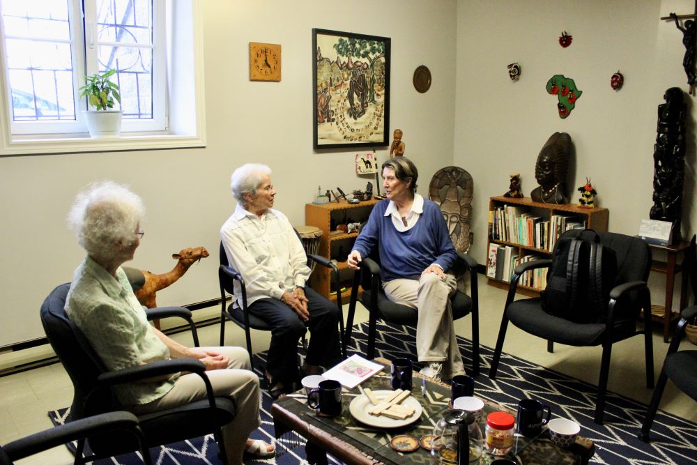 'Hermanas Blancas' conversan con una visitante de Francia Las 'Hermanas Blancas' ofrecen té a las 15: 30, de martes a viernes, para dar la bienvenida a Centre Afrika y a la comunidad, y permitirles a los asistentes establecer contactos. Aquí están conversando con una visitante de Francia. (Foto: GSR/Joanna Kozakiewicz)