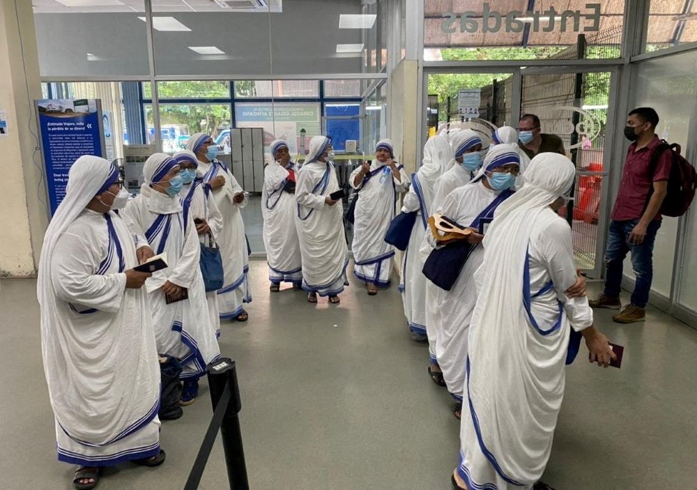 Miembros de las Misioneras de la Caridad, a la espera en una oficina de inmigración en Peñas Blancas, Costa Rica, el 6 de julio de 2022, después de que el Gobierno de Nicaragua cerrara su organización junto con otras organizaciones benéficas y civiles. El Gobierno despojó el 19 de agosto de 2024 su estatus legal a 22 comunidades religiosas femeninas. (Foto: OSV News/Sunil Kumar, distribuida por Reuters) Miembros de las Misioneras de la Caridad, a la espera en una oficina de inmigración en Peñas Blancas, Costa Rica, el 6 de julio de 2022, después de que el Gobierno de Nicaragua cerrara su organización junto con otras organizaciones benéficas y civiles. El Gobierno despojó el 19 de agosto de 2024 su estatus legal a 22 comunidades religiosas femeninas. (Foto: OSV News/Sunil Kumar, distribuida por Reuters)