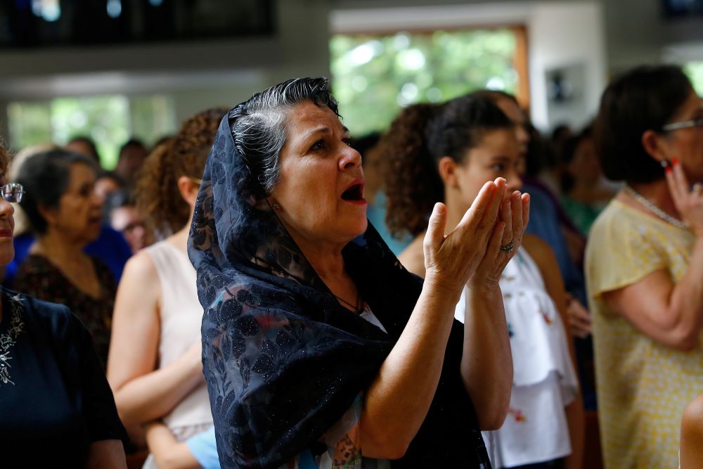 En esta foto de archivo, una mujer reza durante una misa en la iglesia católica de la Divina Misericordia en Managua, Nicaragua. Una reciente ofensiva gubernamental despojó a 22 comunidades religiosas femeninas de su estatus legal en el país. (Foto: OSV News/Reuters/Oswaldo Rivas) En esta foto de archivo, una mujer reza durante una misa en la iglesia católica de la Divina Misericordia en Managua, Nicaragua. Una reciente ofensiva gubernamental despojó a 22 comunidades religiosas femeninas de su estatus legal en el país. (Foto: OSV News/Reuters/Oswaldo Rivas)