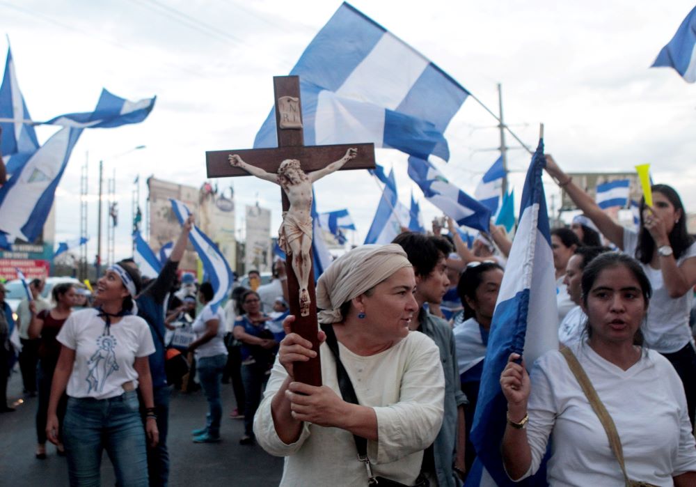 Un manifestante sostiene un crucifijo durante una protesta contra el gobierno del presidente nicaragüense Daniel Ortega en Managua el 15 de mayo de 2018. (Foto: OSV News/Oswaldo Rivas, Reuters) Un manifestante sostiene un crucifijo durante una protesta contra el gobierno del presidente nicaragüense Daniel Ortega en Managua el 15 de mayo de 2018. (Foto: OSV News/Oswaldo Rivas, Reuters)