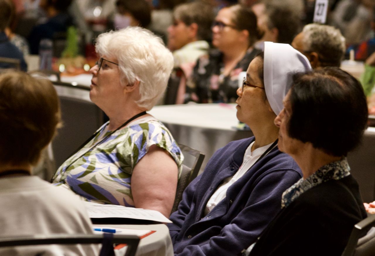 La Conferencia de Liderazgo de Religiosas (LCWR, por sus siglas en inglés) representa a cerca de dos tercios de las casi 36 000 religiosas estadounidenses. En la imagen, algunas hermanas católicas escuchan a los oradores en la sesión inaugural, el 14 de agosto, de la asamblea 2024 de la LCWR celebrada en Orlando, Florida, Estados Unidos. (Foto: GSR/Dan Stockman) La Conferencia de Liderazgo de Religiosas (LCWR, por sus siglas en inglés) representa a cerca de dos tercios de las casi 36 000 religiosas estadounidenses. En la imagen, algunas hermanas católicas escuchan a los oradores en la sesión inaugural, el 14 de agosto, de la asamblea 2024 de la LCWR celebrada en Orlando, Florida, Estados Unidos. (Foto: GSR/Dan Stockman)