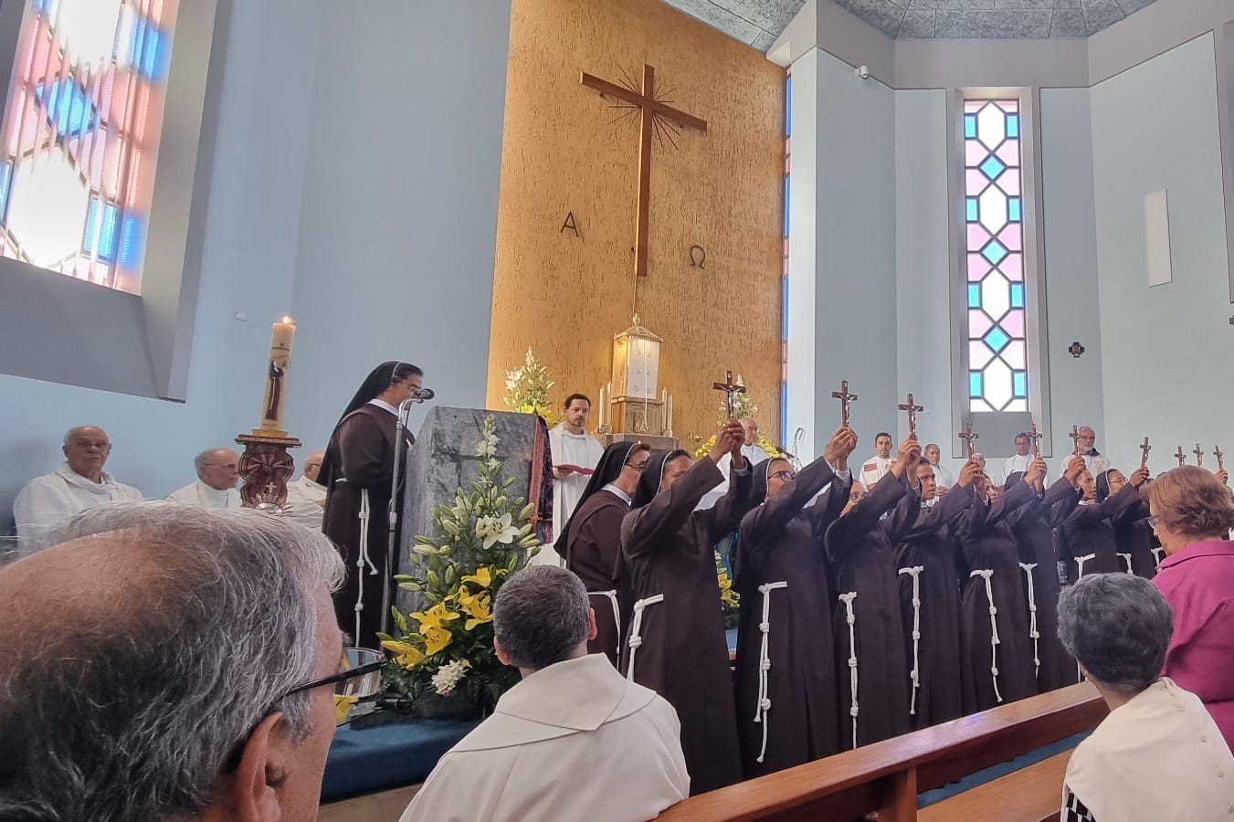 La celebración de la profesión religiosa de las jóvenes de Timor Oriental fue presidida por el obispo de Leiria-Fátima José Ornelas, y contó con la presencia de varios miembros del clero, vecinos y amigos de la comunidad de clausura. La celebración de la profesión religiosa de las jóvenes de Timor Oriental fue presidida por el obispo de Leiria-Fátima José Ornelas, y contó con la presencia de varios miembros del clero, vecinos y amigos de la comunidad de clausura. (Foto: cortesía Monasterio de Santa Clara de Monte Real)