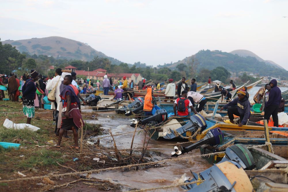 Fishing boats return laden with tilapia, Nile perch, silverfish and other local species at Port Victoria, Kenya. Fishing boats return laden with tilapia, Nile perch, silverfish and other local species at Port Victoria, Kenya.