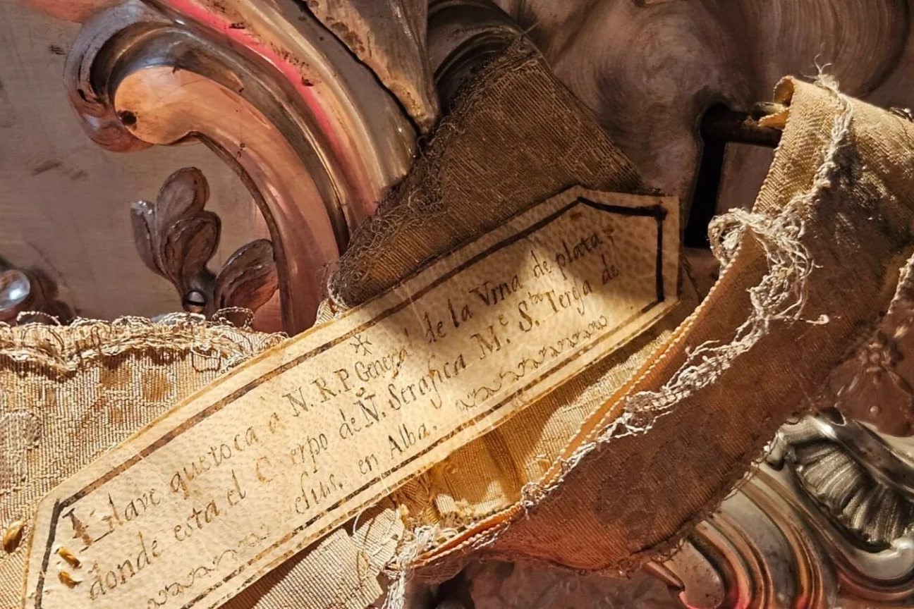 Apertura de la tumba de santa Teresa de Ávila para su exhumación. Una inscripción con el nombre de la santa se ve en un trozo de tela que acompaña al féretro de plata de santa Teresa de Ávila durante la apertura de su tumba el 28 de agosto de 2024 en Alba de Tormes, España. El procedimiento marca el inicio de un estudio de sus reliquias que llevarán a cabo médicos y científicos italianos con la aprobación del Vaticano. (Foto: OSV News/cortesía Orden del Carmelo)